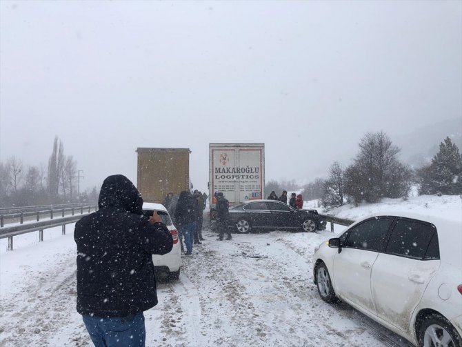 Karabük-Gerede kara yolunda zincirleme kaza nedeniyle ulaşım sağlanamıyor