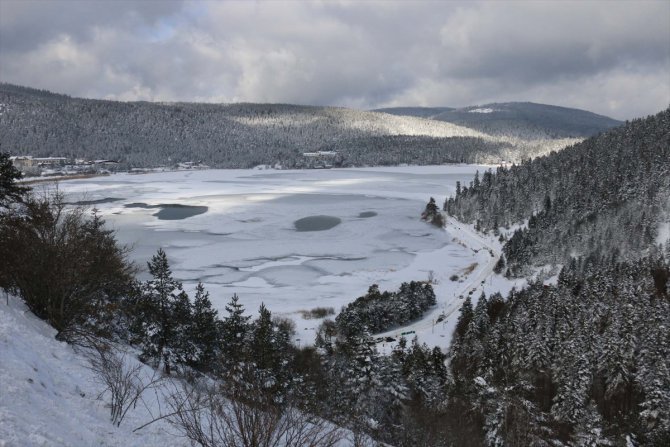 Abant Tabiat Parkı'ndaki gölün yüzeyi buz tuttu