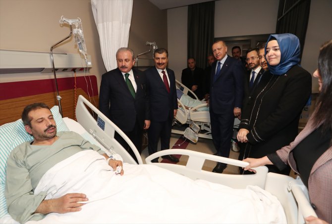 Cumhurbaşkanı Erdoğan, Elazığ'daki depremde yaralananları hastanede ziyaret etti