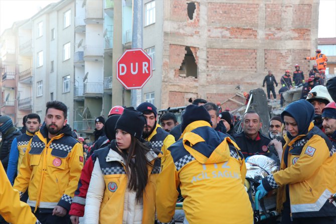 Elazığ'da depremde yıkılan binanın enkazından bir kadın 19 saat sonra kurtarıldı