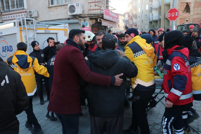 Elazığ'da depremde yıkılan binanın enkazından bir kadın 19 saat sonra kurtarıldı