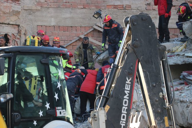 Elazığ'da depremde yıkılan binanın enkazından bir kadın 19 saat sonra kurtarıldı