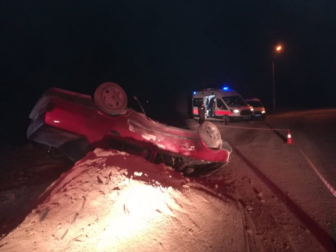 Denizli'de otomobil kum yığınına çarparak devrildi: 1 ölü, 1 yaralı