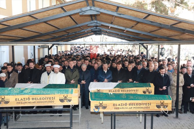 Elazığ'daki depremde hayatını kaybedenler son yolculuğuna uğurlandı