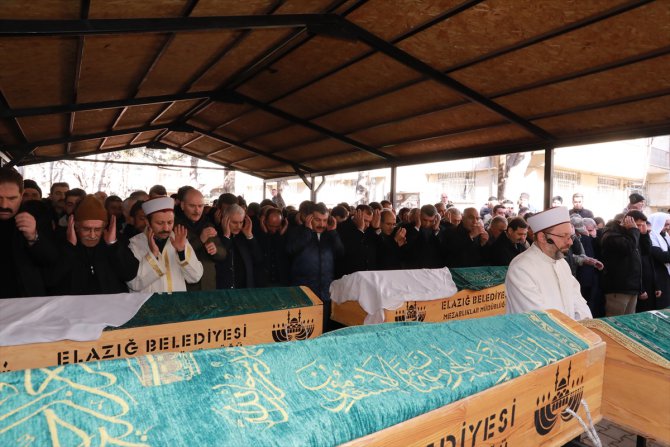 Elazığ'daki depremde hayatını kaybedenler son yolculuğuna uğurlandı