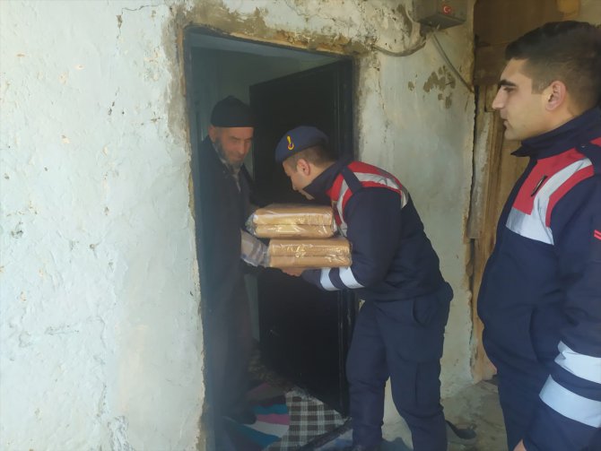 Elazığlı depremzedeler "Jandarmadan Allah razı olsun" diye dua etti