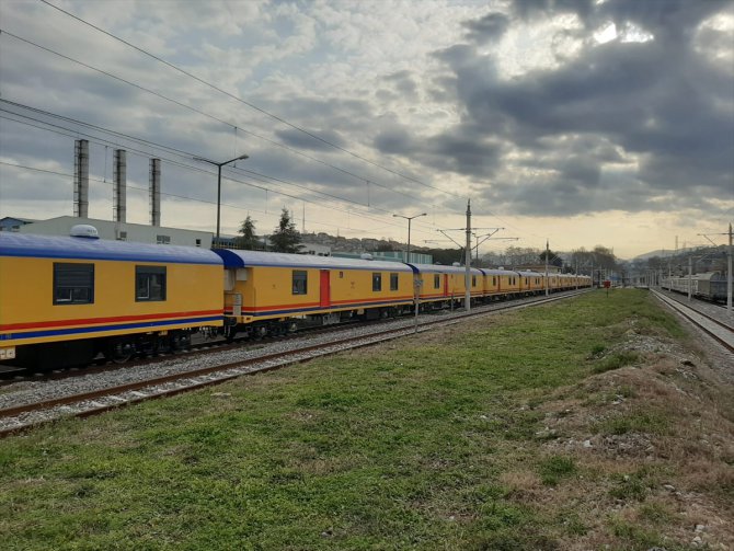 TCDD'nin deprem bölgesi için hazırladığı yardım treni yola çıkarıldı