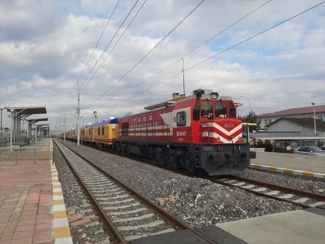 TCDD'nin deprem bölgesi için hazırladığı yardım treni yola çıkarıldı