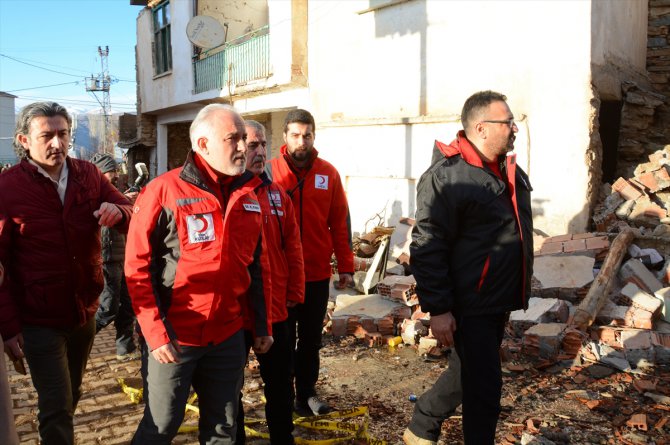 Türk Kızılay depremzedelerin yaralarını sarıyor