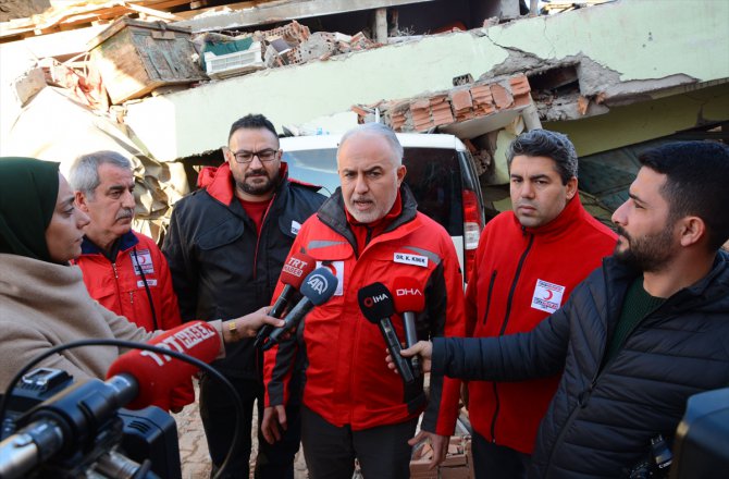 Türk Kızılay depremzedelerin yaralarını sarıyor