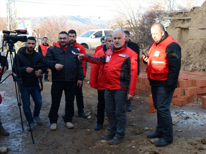 Türk Kızılay depremzedelerin yaralarını sarıyor