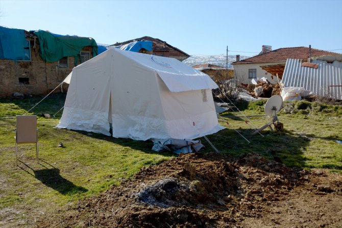 Depremzedelere uzanan "şefkat eli" mutlu ediyor