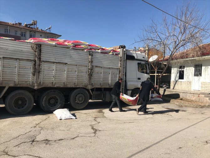 Elazığ'da depremzede üreticiye hayvan ve yem yardımı