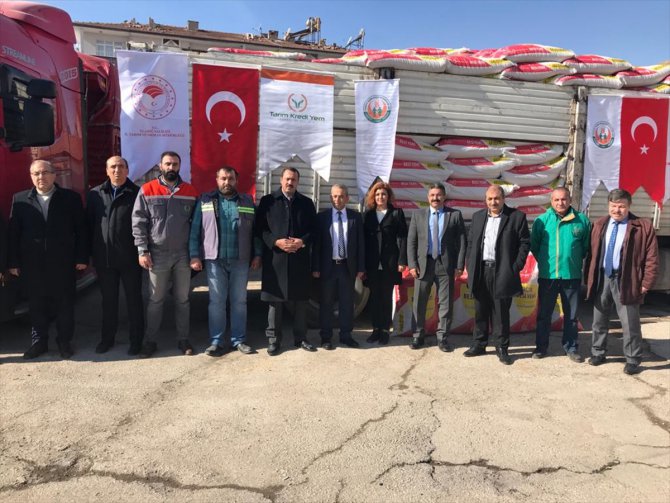 Elazığ'da depremzede üreticiye hayvan ve yem yardımı