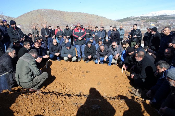 Elazığ'daki depremde hayatını kaybeden anne ve oğlu son yolculuğuna uğurlandı