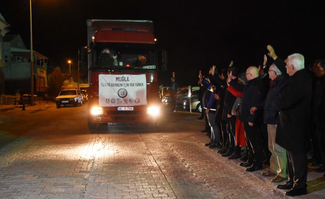 Muğla'dan deprem bölgesine 9 tır yardım malzemesi gönderildi