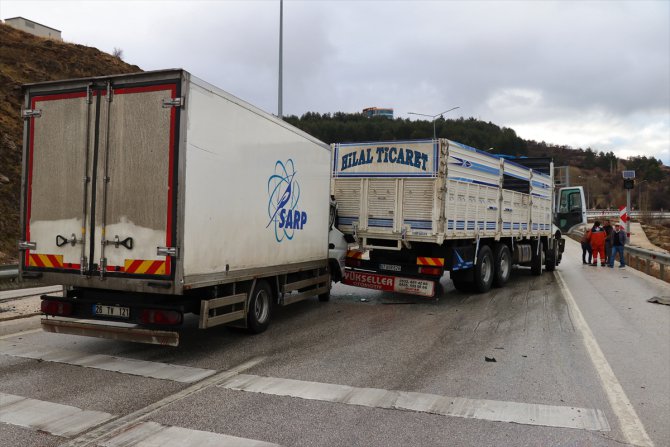 Burdur'da zincirleme trafik kazasında 3 kilometrelik araç kuyruğu oluştu