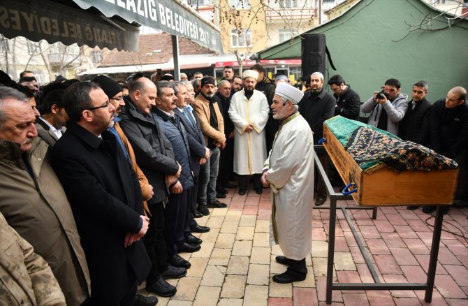 Depremde hayatını kaybeden kadın son yolculuğuna uğurlandı