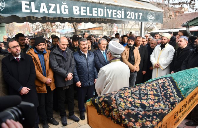 Depremde hayatını kaybeden kadın son yolculuğuna uğurlandı