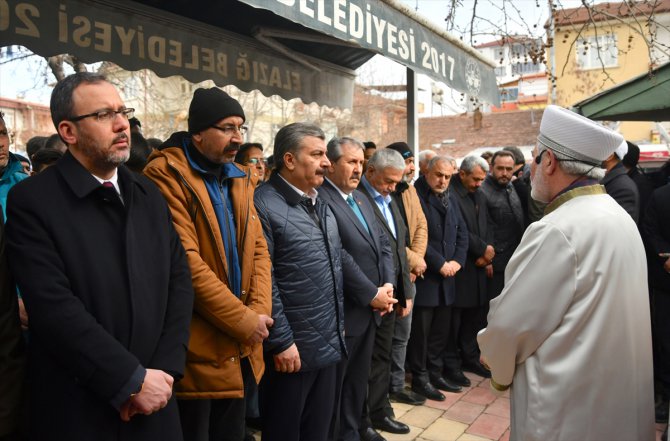 Depremde hayatını kaybeden kadın son yolculuğuna uğurlandı