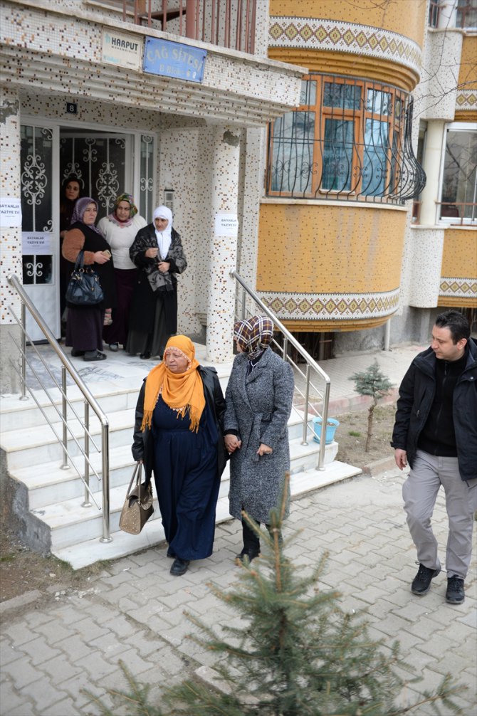 "Diyarbakır anneleri" depremzedeleri ziyaret edip ördükleri atkı, bere ve eldivenleri verdi