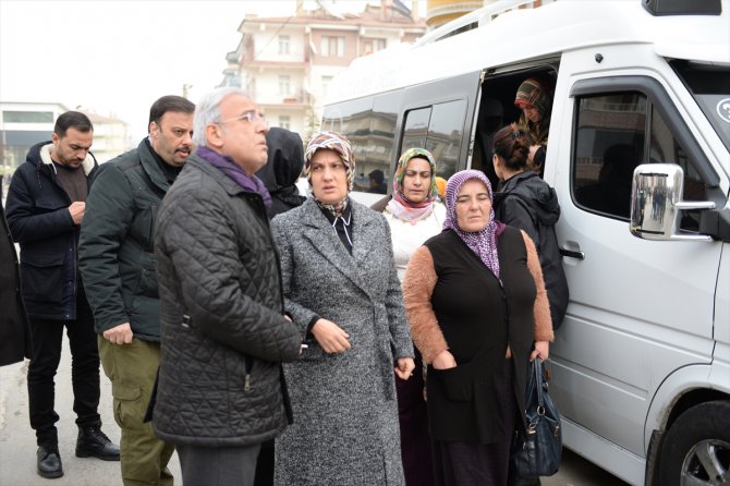 "Diyarbakır anneleri" depremzedeleri ziyaret edip ördükleri atkı, bere ve eldivenleri verdi