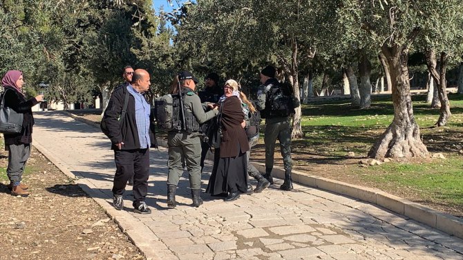 İsrail polisi, Mescid-i Aksa'da 5 Filistinli kadını gözaltına aldı