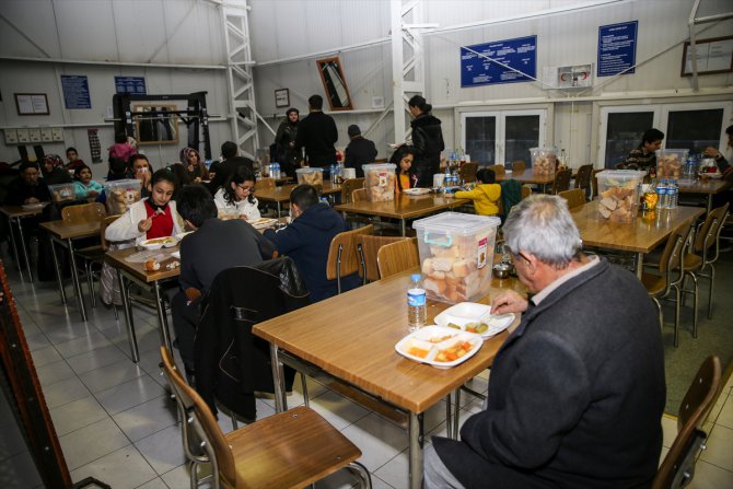 Elazığ'da Mehmetçik kapılarını depremzedelere açtı