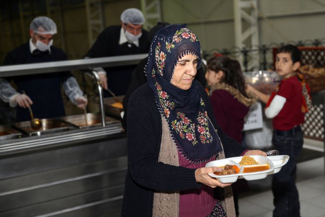 Elazığ'da Mehmetçik kapılarını depremzedelere açtı