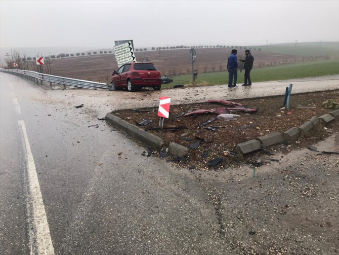 Adıyaman'da iki otomobil çarpıştı: 1 ölü, 4 yaralı