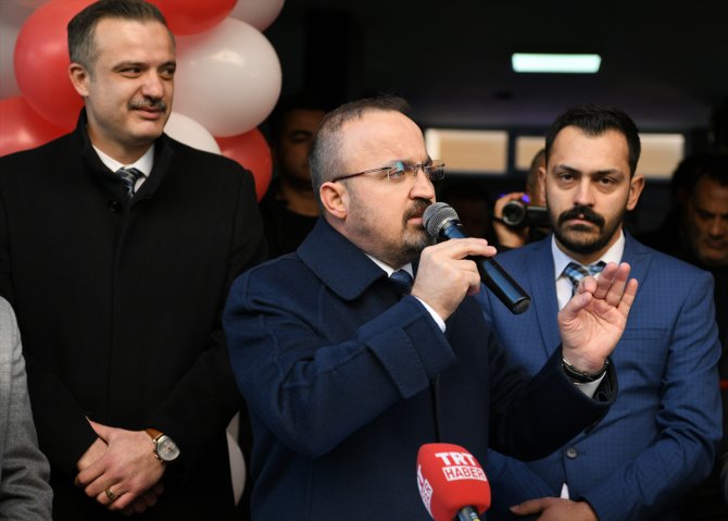 AK Parti'li Turan: "Avrupa Parlamentosunda bayrak yırtmak şarlatanlıktır"