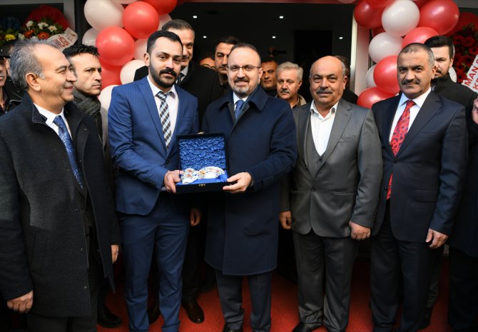 AK Parti'li Turan: "Avrupa Parlamentosunda bayrak yırtmak şarlatanlıktır"