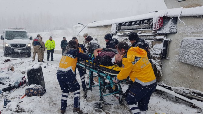 GÜNCELLEME - Erzincan'da yolcu otobüsü devrildi: 46 yaralı