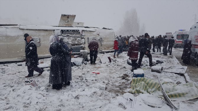 GÜNCELLEME - Erzincan'da yolcu otobüsü devrildi: 46 yaralı