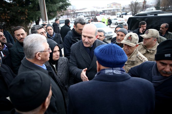 İçişleri Bakanı Soylu'dan depremzedelere ziyaret