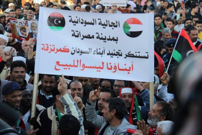 Libya'daki Sudanlılar, çocuklarının Hafter'in saflarında savaştırılmasını protesto etti