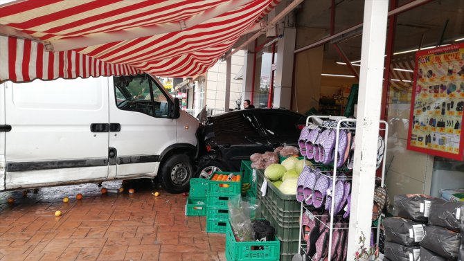 Samsun'da minibüsün çarptığı otomobil markete girdi: 1 yaralı