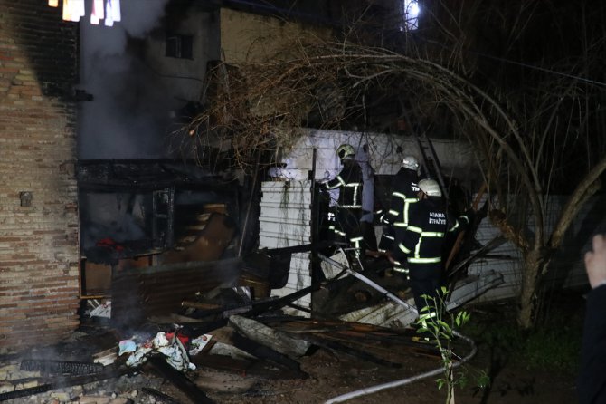 Adana'daki ev yangınında dumandan etkilenen kişi hastaneye kaldırıldı