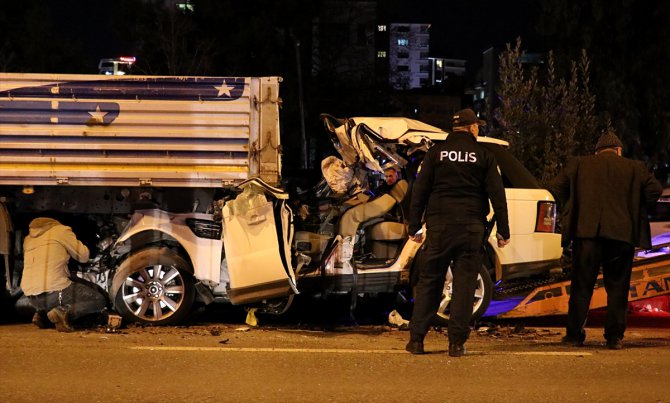 Samsun'da tıra çarpan cipin sürücüsü ağır yaralandı