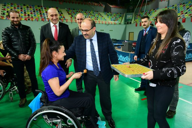 Vali Ustaoğlu'ndan Bedensel Engelliler Masa Tenisi Milli Takımı'na ziyaret