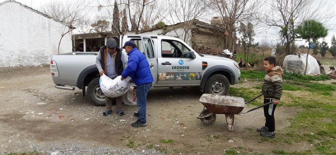 Aydın'da yılın ilk leyleğini gören çocuğa 1 çuval un hediye edildi