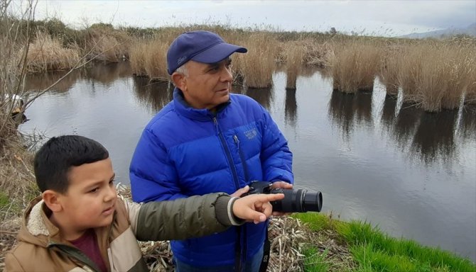 Aydın'da yılın ilk leyleğini gören çocuğa 1 çuval un hediye edildi