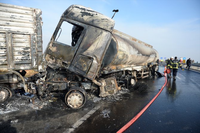 Mardin'de tanker ile iki tırın çarpıştığı kazada 3 kişi yaralandı