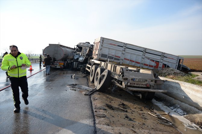 Mardin'de tanker ile iki tırın çarpıştığı kazada 3 kişi yaralandı