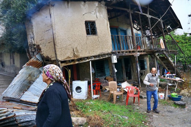 Adana'da, oturduklerı ev kısmen yağıştan çöken aile otele yerleştirildi