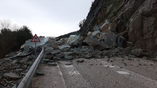 Bolu'da kara yolunda heyelan