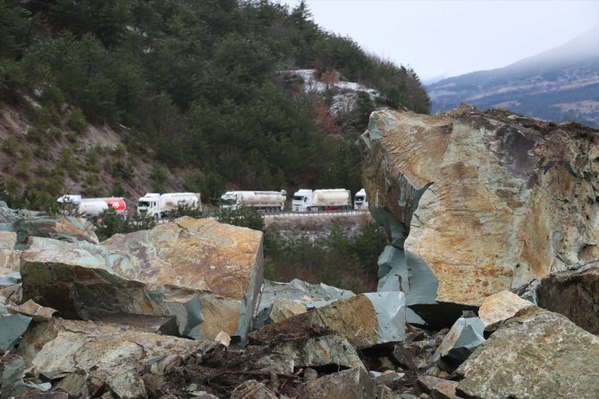 GÜNCELLEME - Bolu'da kara yolunda heyelan