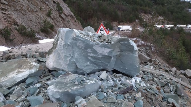 Bolu'da kara yolunda heyelan