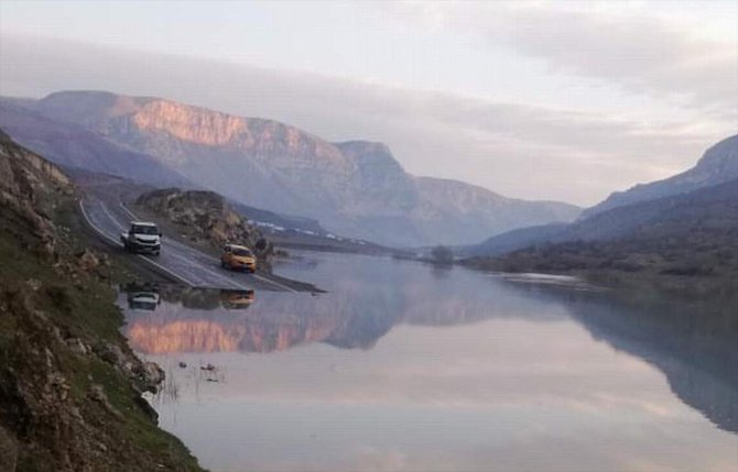 Botan Çayı'na düşen otomobilden son anda atlayıp yüzerek kurtuldu