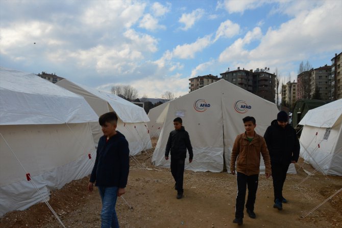 Elazığlı depremzedeler Van'daki düşen çığın üzüntüsünü yaşıyor